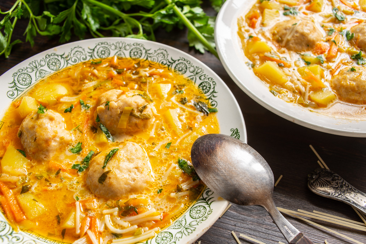 Суп с фрикадельками и вермишелью