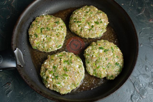 Разогреваем сковороду с маслом и выкладываем котлеты. Жарим на среднем огне пять минут с одной стороны до образования устойчивой румяной корочки снизу.