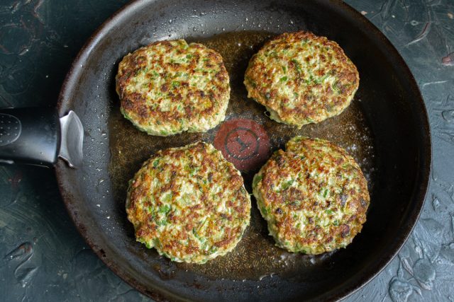 Переворачиваем изделия и жарим еще пять минут. Проверяем готовность нажатием пальца: упругая поверхность означает, что мясо внутри полностью прожарилось.