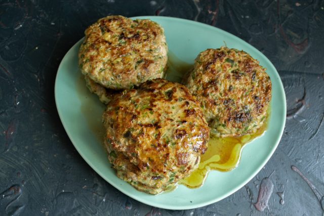 Снимаем готовые котлеты со сковороды и даем им отдохнуть несколько минут перед подачей.