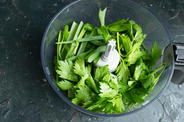 Нарезаем свежую зелень петрушки и добавляем ее в чашу к луку. Вливаем туда же отмеренное количество холодной воды