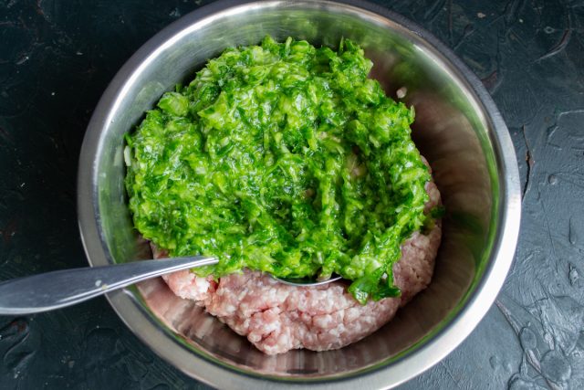 Перекладываем к мясу измельченную луковую массу вместе с жидкостью.