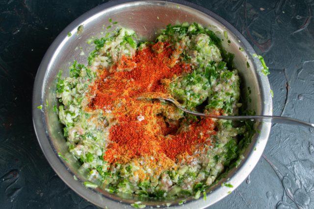 Всыпаем к фаршу молотую копченую паприку и сухую приправу для мяса, например, карри.