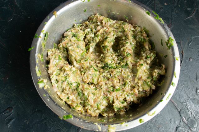 Тщательно вымешиваем фарш руками в течение пяти минут до вязкости.