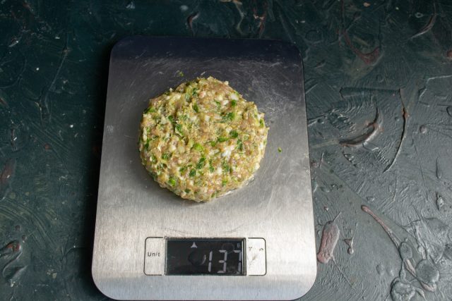 Делим мясную массу на равные части и влажными руками формируем круглые котлеты-шайбы.