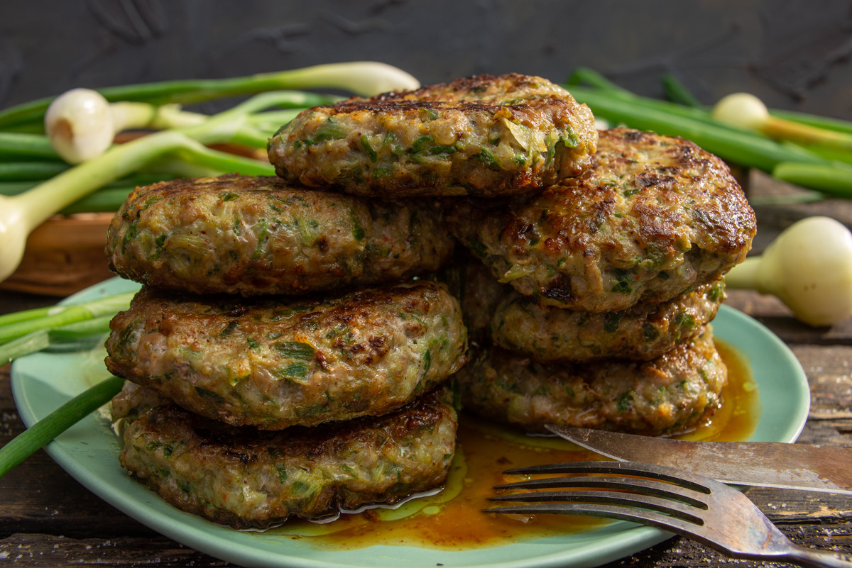 Свиные котлеты с зеленым луком – самые сочные котлеты