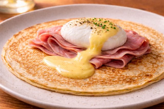 Аристократичный завтрак, где важна эстетика. Солоноватая ветчина, нежный белок пашот и густой голландский соус. Секрет — не смешивать всё сразу: жидкий желток служит естественным соусом при разрезании.