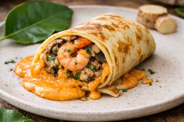 Необычная кремовая острота: сливочный сыр смягчает резкость пасты, создавая пикантный соус. Грибы и креветки пропитываются этим вкусом, напоминая густую версию знаменитого тайского супа, завернутую в тесто.