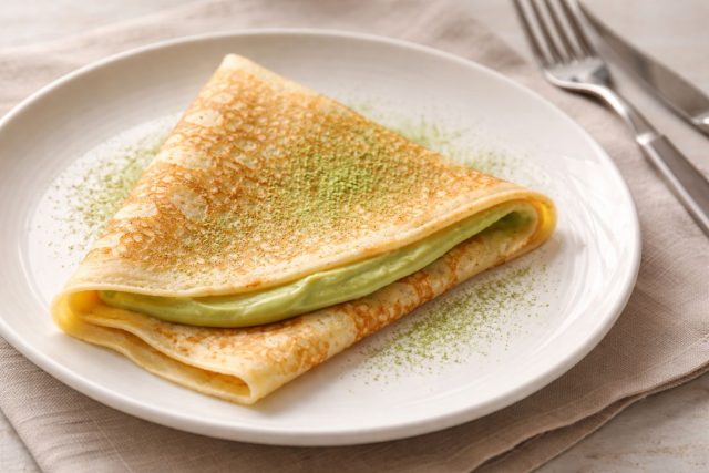 Нежный крем с травянистым оттенком чая, который идеально балансируется сладостью белого шоколада. Текстура получается шелковистой, тающей, а цвет начинки придает блюду необычный, современный вид.