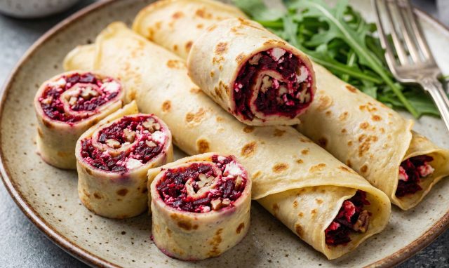 Сладковатая, землистая свекла и характерный, чуть резкий вкус козьего сыра — классическая пара. Орехи пекан добавляют маслянистости и сладковатого послевкусия, делая эту закуску похожей на ресторанное блюдо.