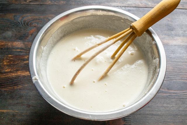 Разбиваем яйца, смешиваем с молоком, мукой и разрыхлителем. Вливаем в жидкое тесто масло и оставляем на полчаса