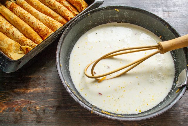 Обжариваем муку в масле, вливаем воду и доводим до кипения. Добавляем сметану, солим и прогреваем соус в сковороде до получения однородной массы.