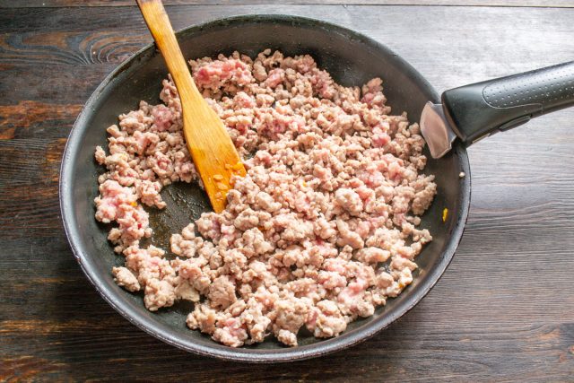 Выкладываем мясной фарш на отдельную сковороду. Быстро обжариваем мясо на сильном огне, тщательно разбивая лопаткой комки до рассыпчатого состояния.