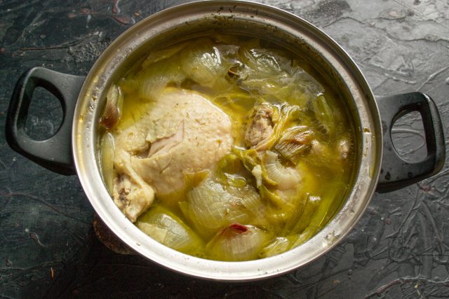 Заливаем курицу холодной водой, добавляем специи, лук и чеснок. Варим насыщенный бульон на тихом огне около часа, затем процеживаем его через сито.