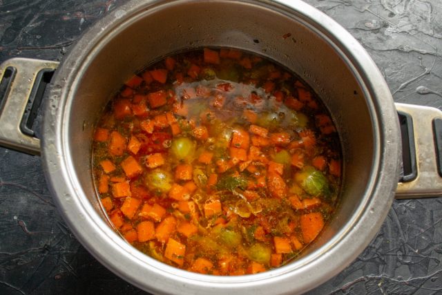 Варим щи на медленном огне под крышкой около двадцати минут после закипания. Этого времени достаточно для полного размягчения картофеля и капусты.