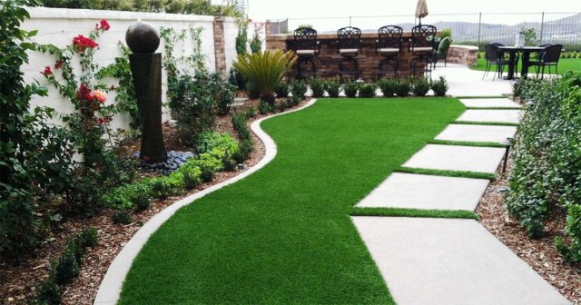 Садовые дорожки продумывают заранее: основные — прямые и удобные, второстепенные — более свободные. Ширина 90–120 см, нескользкое покрытие и бордюр по краям обеспечат комфорт и безопасность в любую погоду.