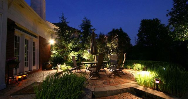 Садовое освещение делают многослойным: общий и рабочий свет — для безопасности и удобства, акцентный — для выделения пруда или альпийской горки, декоративный — для уюта. Нейтральный свет практичен, тёплый создаёт атмосферу.