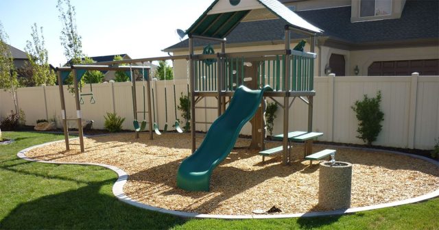 Детскую зону располагают так, чтобы она просматривалась из окон кухни или гостиной. Покрытие — мягкое и безопасное, без ядовитых растений рядом, с обязательной тенью для защиты от перегрева.