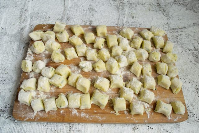 Разрезаем получившиеся колбаски острым ножом поперек на небольшие равные подушечки. Стараемся делать кусочки длиной около двух сантиметров.