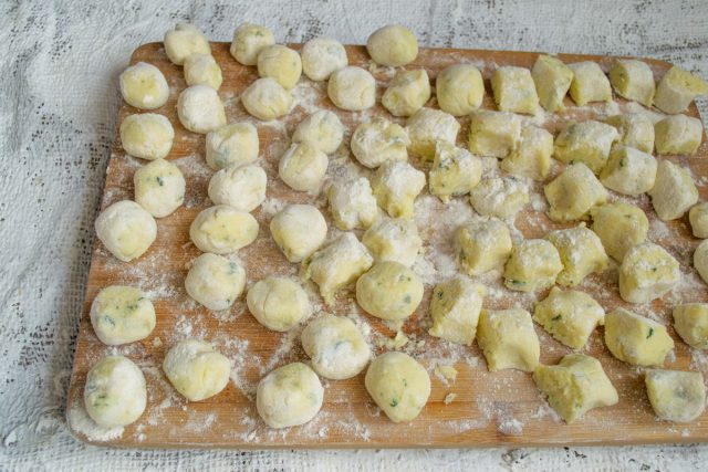 Обваливаем каждую заготовку в муке со всех сторон, чтобы срезы не липли. Скатываем руками аккуратные шарики, придавая им классическую форму ньокки.