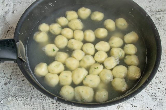 Варим ньокки в кипящей воде небольшими партиями, чтобы не охлаждать кипяток. Извлекаем всплывшие изделия шумовкой, не давая им перевариться.