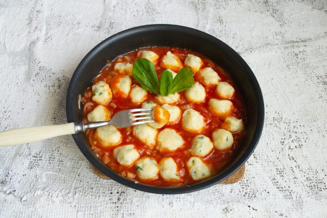 Подаем готовые ньокки с рикоттой и шпинатом к столу горячими. Перед употреблением обильно посыпаем блюдо свежей рубленой зеленью базилика или лука.