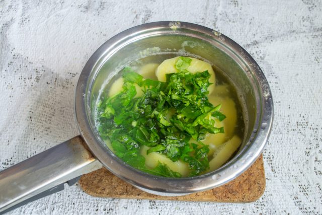 Бросаем к мягкому картофелю мелко нарезанный шпинат. Провариваем все ингредиенты вместе в кипящей воде две-три минуты, чтобы зелень стала мягкой.