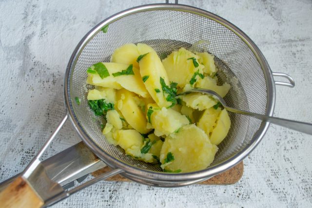 Откидываем содержимое кастрюли на дуршлаг или металлическое сито. Оставляем горячие овощи на несколько минут, чтобы полностью стекла лишняя жидкость.