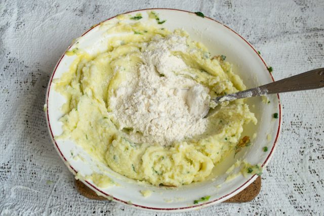 Высыпаем остаток муки на рабочую поверхность. Делим тесто на четыре равные части и скатываем из каждой длинные колбаски толщиной в пару сантиметров.