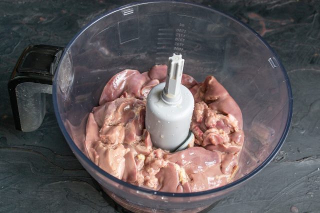 Тщательно промываем куриную печень холодной водой, срезаем пленки и жировые прослойки. Перекладываем очищенные субпродукты в чашу блендер