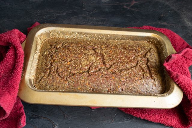 Ставим форму в духовку на один час. Если стенки формы тонкие, помещаем ее в глубокий противень с водой, чтобы паштет готовился на водяной бане.