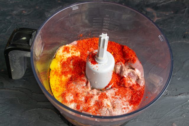 Добавляем по вкусу соль, насыпаем молотую сладкую паприку и перчим черным перцем. Специи придадут пресному продукту необходимую остроту и аромат.