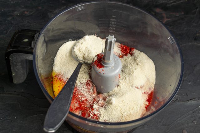 Всыпаем манную крупу, отмеряя количество столовыми ложками без горки. Крупа выступит загустителем, впитает лишнюю влагу и свяжет компоненты.