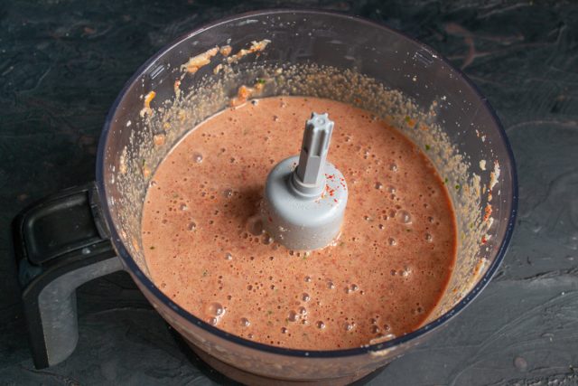 Всыпаем сушеный тимьян, перемешиваем и оставляем массу на 20 минут для набухания манки. Параллельно включаем духовку разогреваться до 170 градусов.