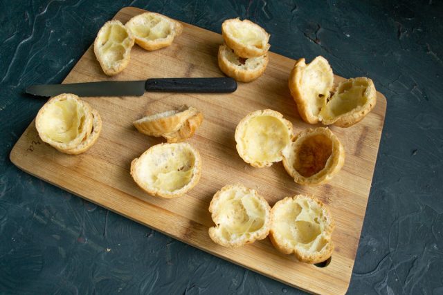 Разрезаем остывшие пирожные пополам острым ножом. Если технология соблюдена, внутри образуется большая полость, идеально подходящая для любой начинки.