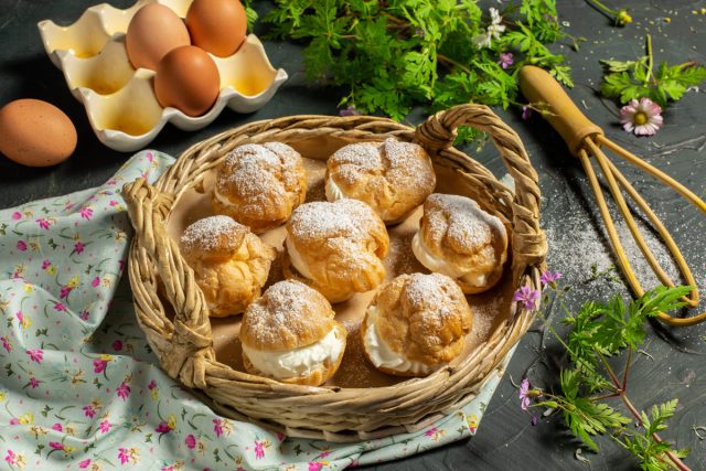 Профитроли со взбитыми сливками