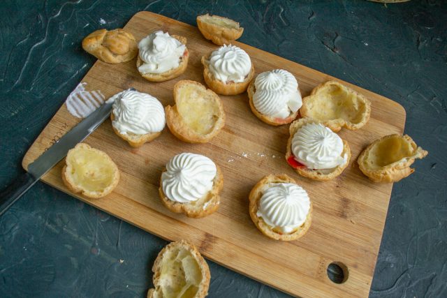 Отсаживаем высокую шапку взбитых сливок поверх слоя ванильного пудинга. При желании добавляем в сливки немного пудры или сиропа для большей сладости.