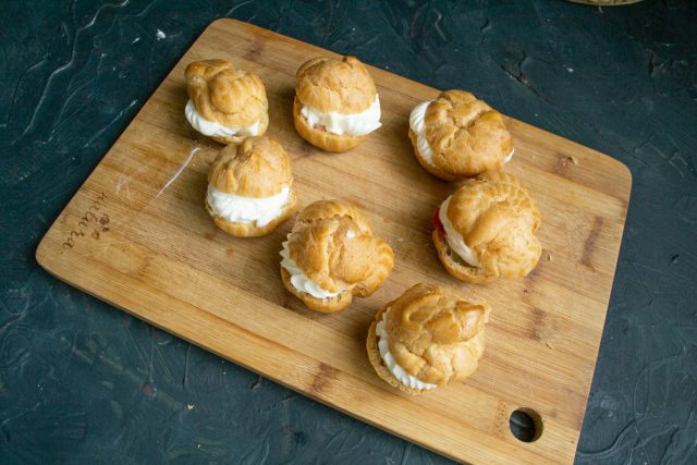 Накрываем начиненные основы срезанными верхушками, стараясь подобрать соответствующие по форме пары. Слегка прижимаем крышечки, чтобы закрепить десерт.