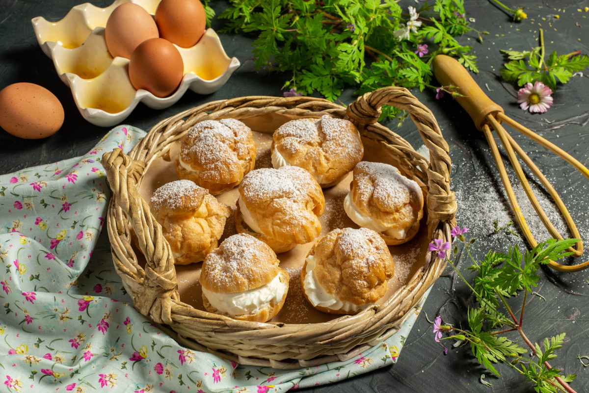 Профитроли со взбитыми сливками