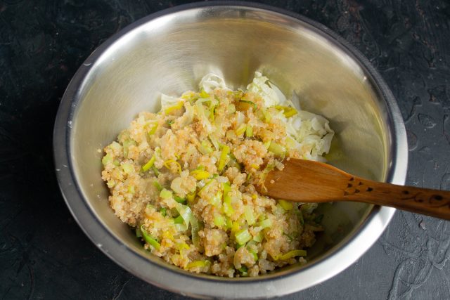 Перекладываем в глубокий салатник теплую отварную киноа. Добавляем пассерованные овощи со сковороды и свежую нашинкованную пекинскую капусту к основе.