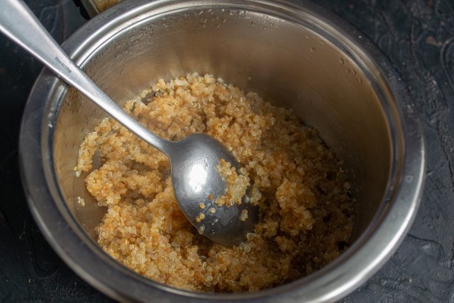 Убавляем нагрев, накрываем сотейник крышкой и варим семена на слабом огне 15–20 минут. Ждем, пока киноа впитает всю воду, разбухнет и станет мягкой.