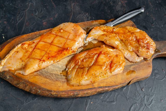 Нарезаем филе ломтиками, делаем насечки ножом и натираем специями с медом. Сбрызгиваем мясо оливковым маслом, чтобы запечатать все соки внутри при жарке.