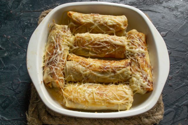 Отправляем форму в разогретую до 200 градусов духовку на двадцать минут. Запекаем до тех пор, пока сыр не расплавится и не зарумянится корочкой.