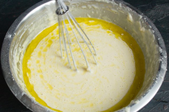 Растапливаем сливочное масло до жидкого состояния и вливаем в тесто. Жир сделает блинчики эластичными, мягкими и более сдобными на вкус.