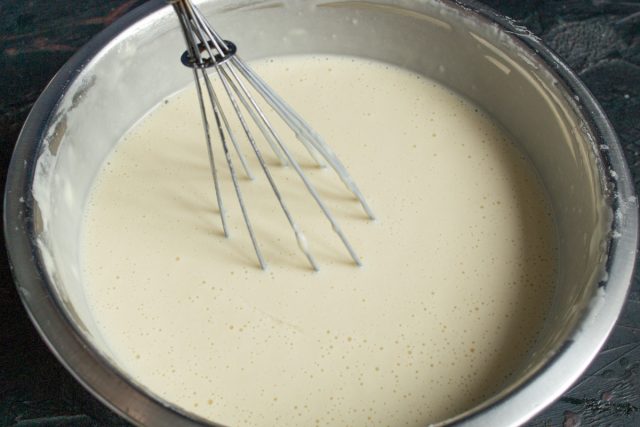 Перемешиваем тесто до консистенции жирных сливок. Убираем миску в холодильник на полчаса, чтобы клейковина муки набухла перед выпечкой блинов.
