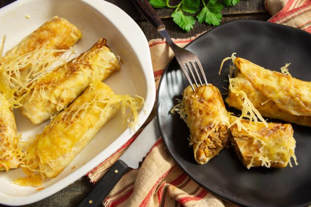 Запеченные блины с вареной курицей и сыром