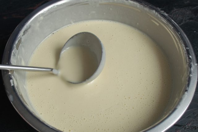 одготавливаем сковороду диаметром около 30 сантиметров и удобный половник. Правильный инвентарь поможет испечь ровные и тонкие блинчики для блюда.