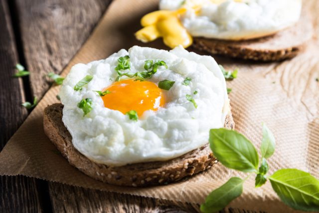 Яичное облако выглядит как что-то между завтраком и кулинарным фокусом: воздушный белок с хрустящими краями и жидкий желток в центре. Разрезаешь — и всё самое красивое происходит прямо на тарелке.