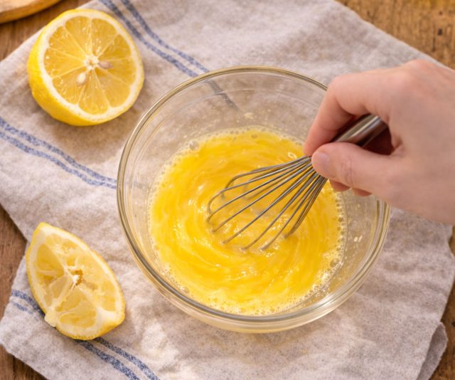 Лимонный сок помогает домашнему майонезу собраться в густую устойчивую эмульсию даже без техники: вкус получается свежим, мягким и заметно живее, чем у магазинного соуса из банки.