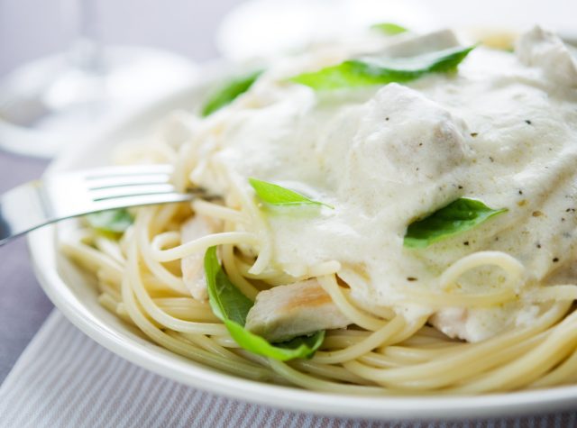 Сливки, лимонный сок и цедра дают пасте легкий, бархатистый соус без лишней тяжести: вкус остается сливочным, но появляется свежесть, которая делает блюдо гораздо тоньше и интереснее.